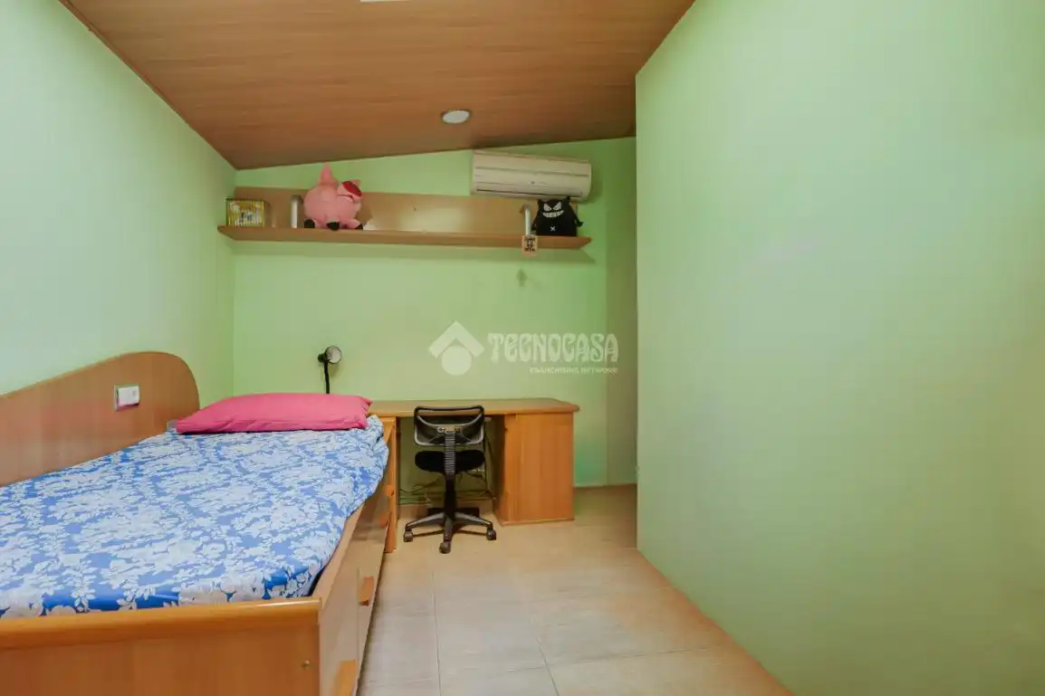 Dormitori de Casa adosada en venda en Terrassa amb Aire condicionat, Calefacció i Terrassa