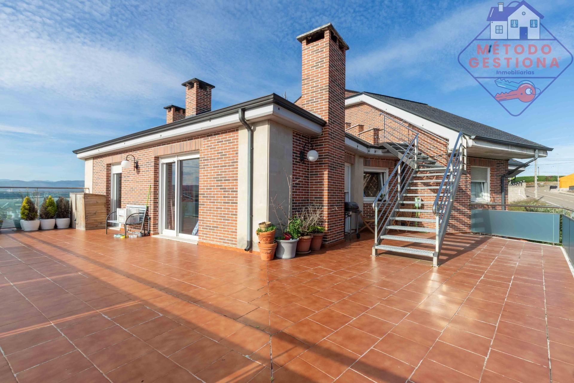 Vista exterior de Ático en venta en Miengo con Calefacción, Terraza y Trastero