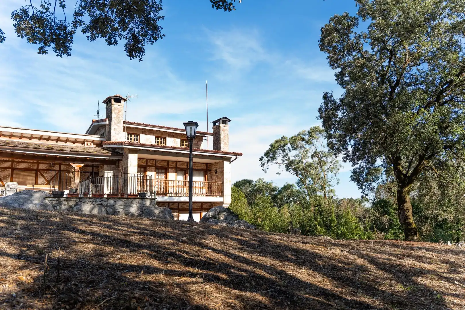 Vista exterior de Casa o xalet en venda en Villaescusa (Cantabria) amb Calefacció, Jardí privat i Terrassa