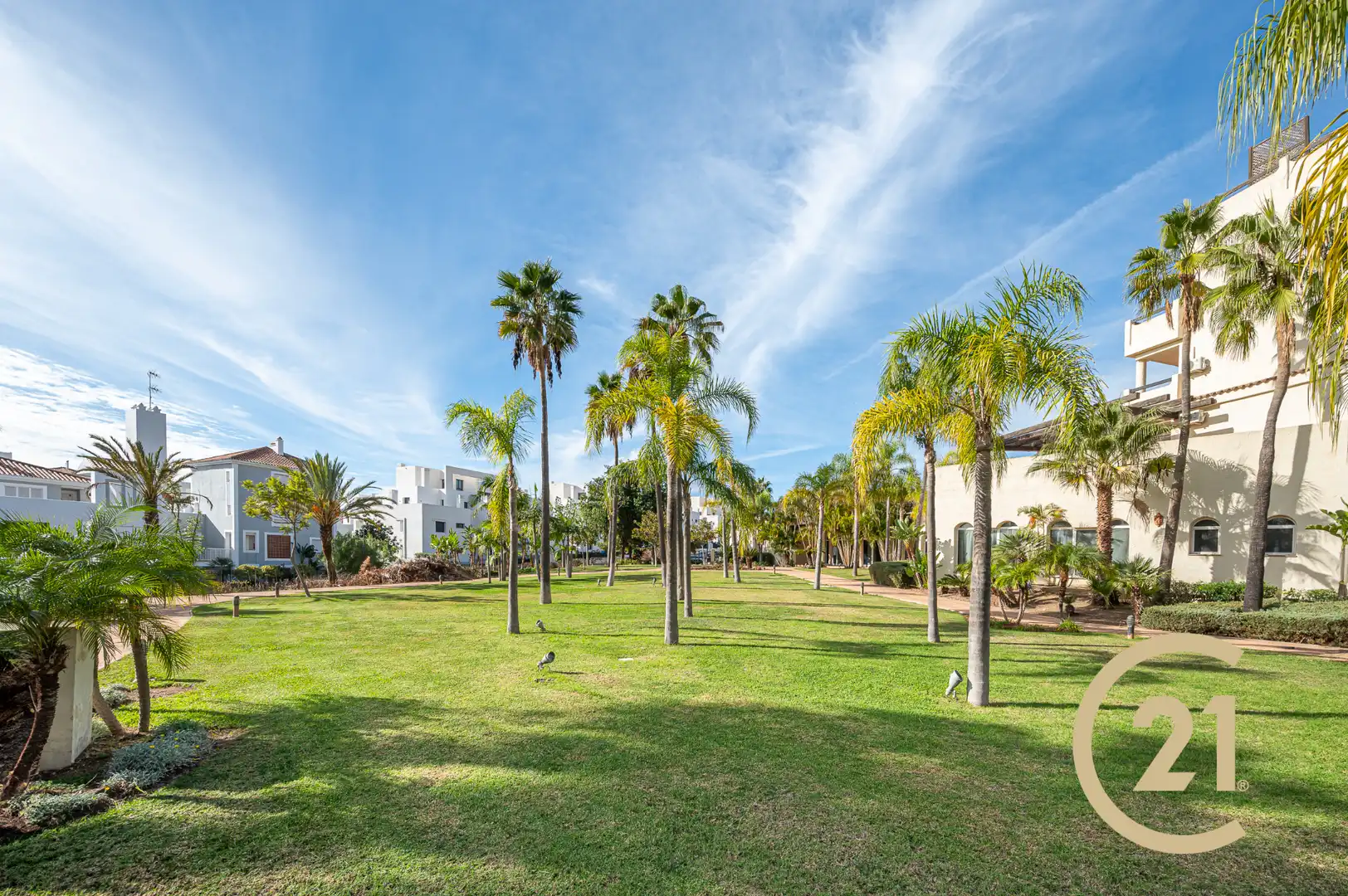 Vista exterior de Dúplex en venda en Estepona amb Aire condicionat, Terrassa i Moblat