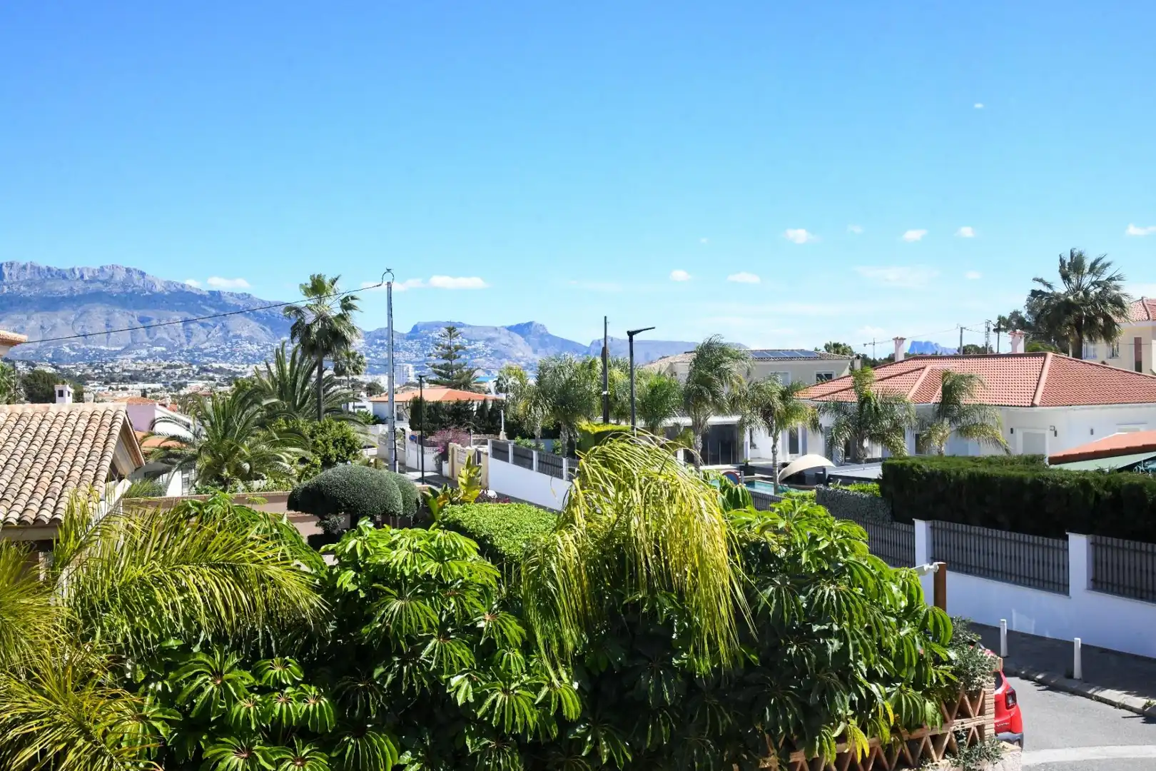 Vista exterior de Casa adosada en venda en L'Alfàs del Pi amb Aire condicionat, Calefacció i Jardí privat