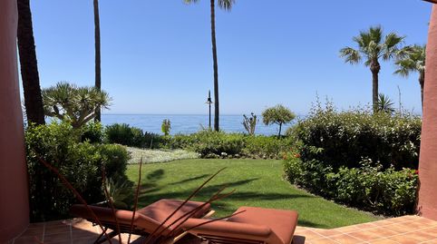 Lujoso apartamento en planta baja en primera línea de playa en venta en Menara Beach, New Golden Mile