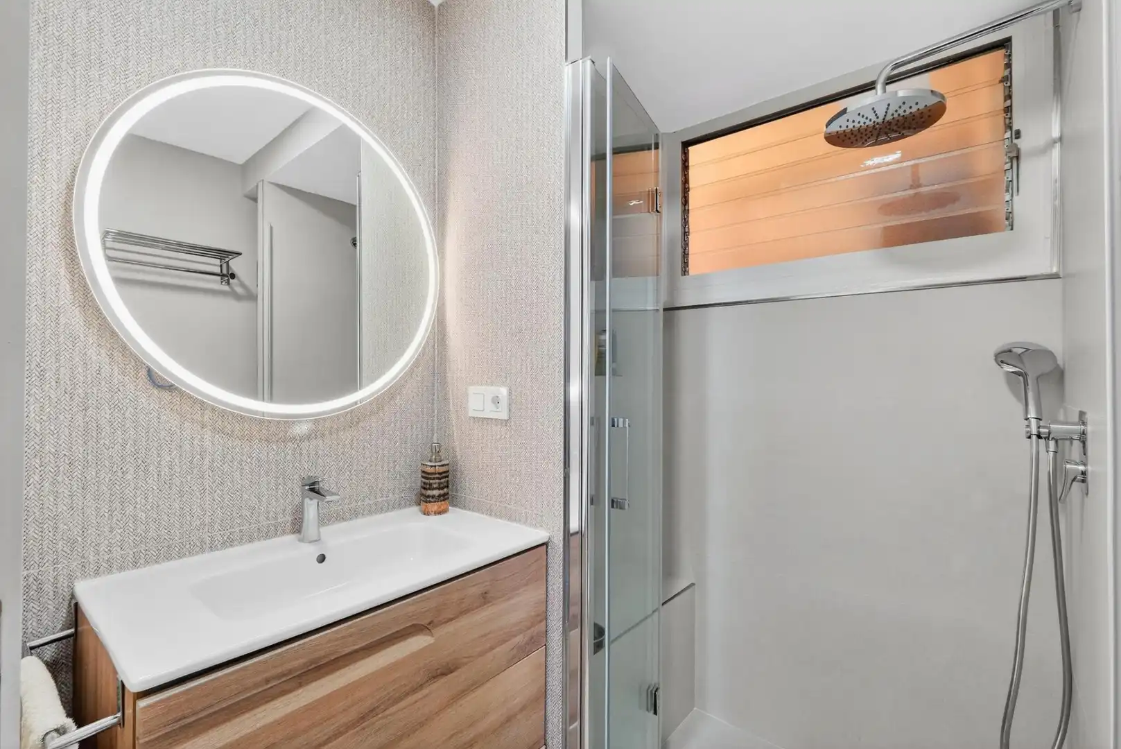 Baño de Piso en venta en Girona con Calefacción y Balcón
