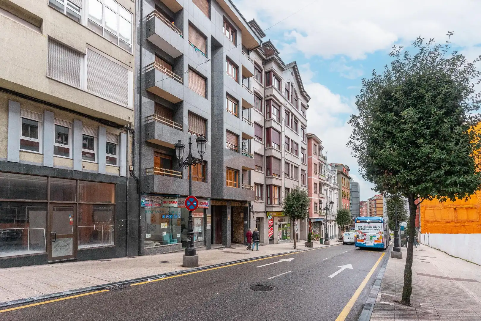 Vista exterior de Pis en venda en Oviedo  amb Terrassa i Balcó