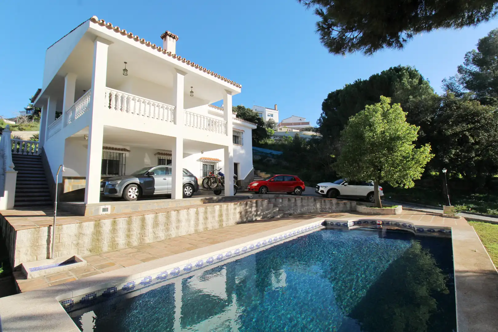 Vista exterior de Casa o xalet en venda en Alhaurín de la Torre amb Aire condicionat, Jardí privat i Terrassa
