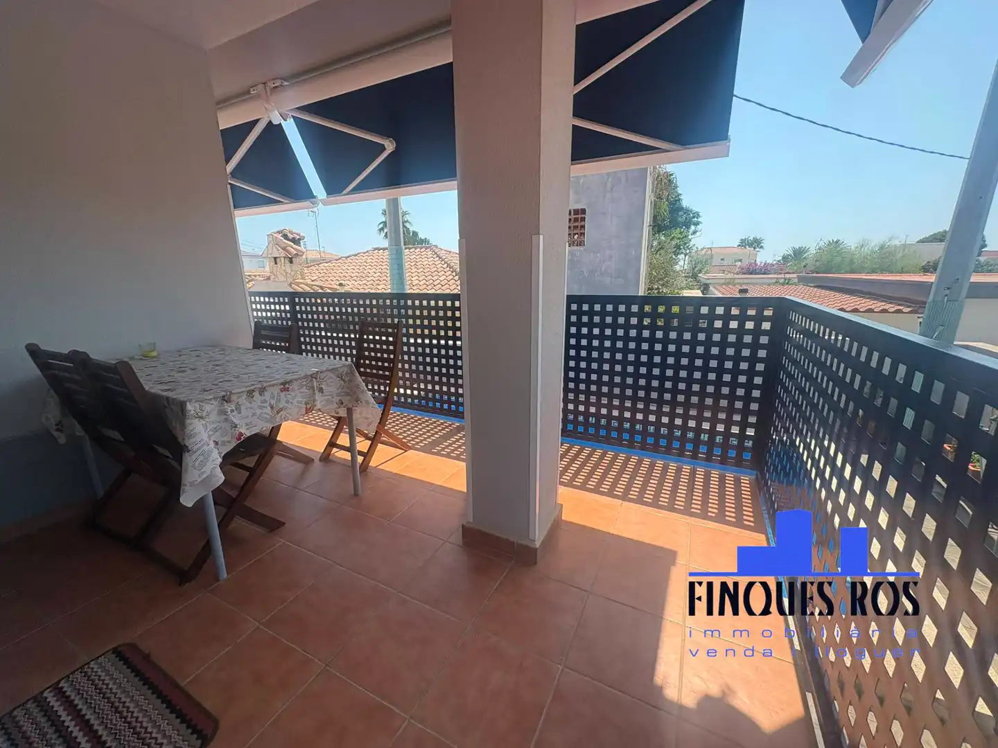 Terrasse von Einfamilien-Reihenhaus zum Verkauf in Vinaròs mit Klimaanlage, Terrasse und Schwimmbad