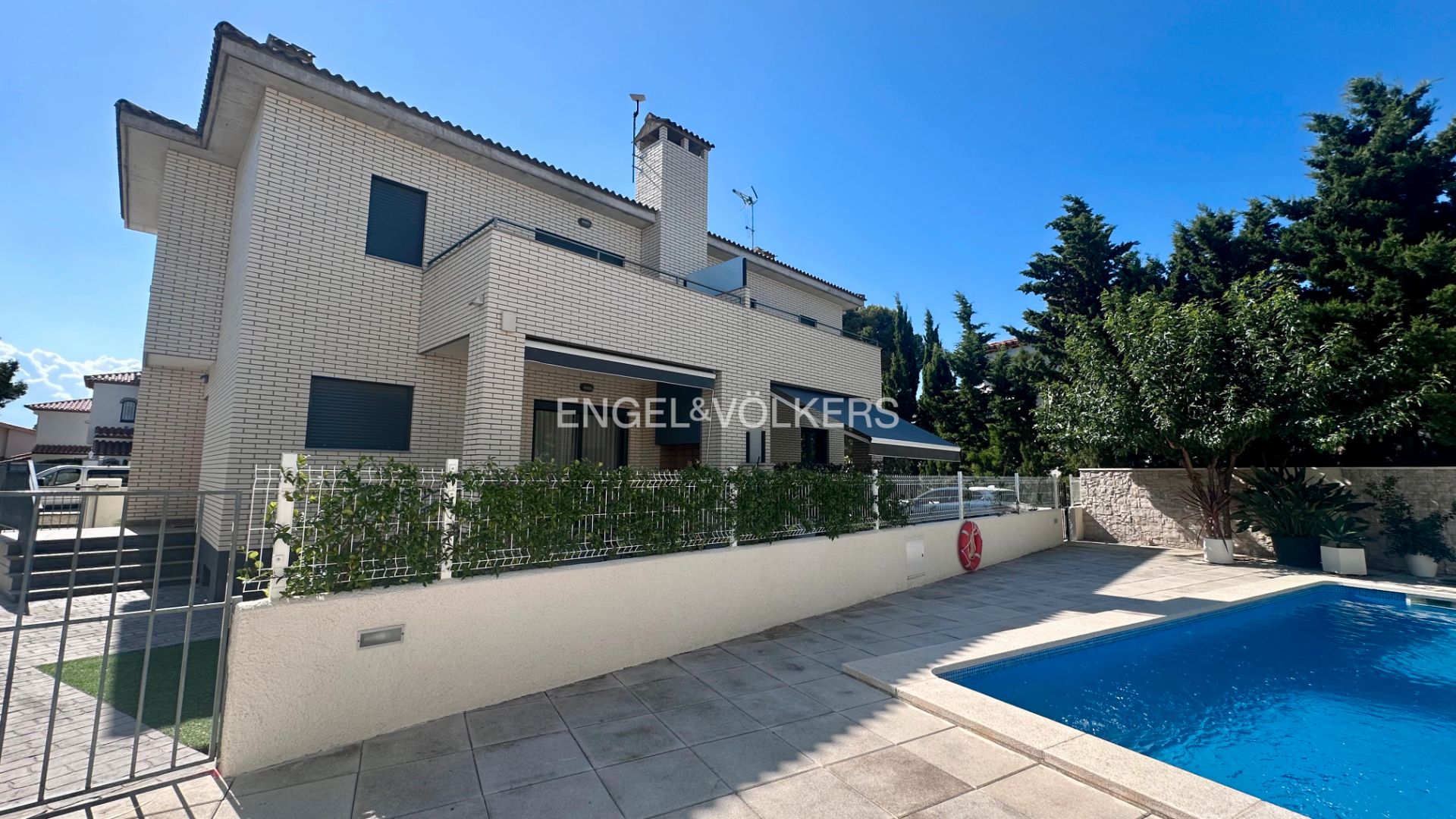 Vista exterior de Casa o xalet en venda en Mont-roig del Camp amb Aire condicionat, Calefacció i Jardí privat