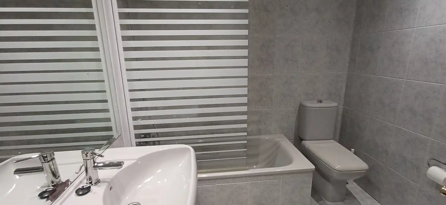 Baño de Piso de alquiler en Gijón  con Calefacción, Trastero y Piscina