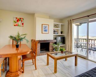 Sala d'estar de Apartament en venda en Mijas amb Aire condicionat, Calefacció i Parquet