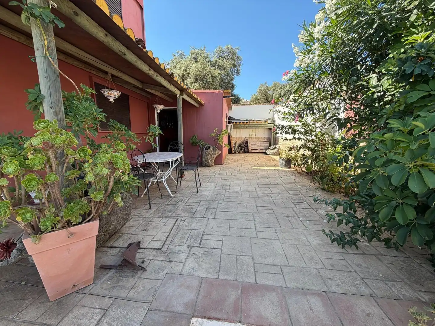 Terrassa de Casa o xalet en venda en El Castillo de las Guardas amb Jardí privat i Piscina comunitària