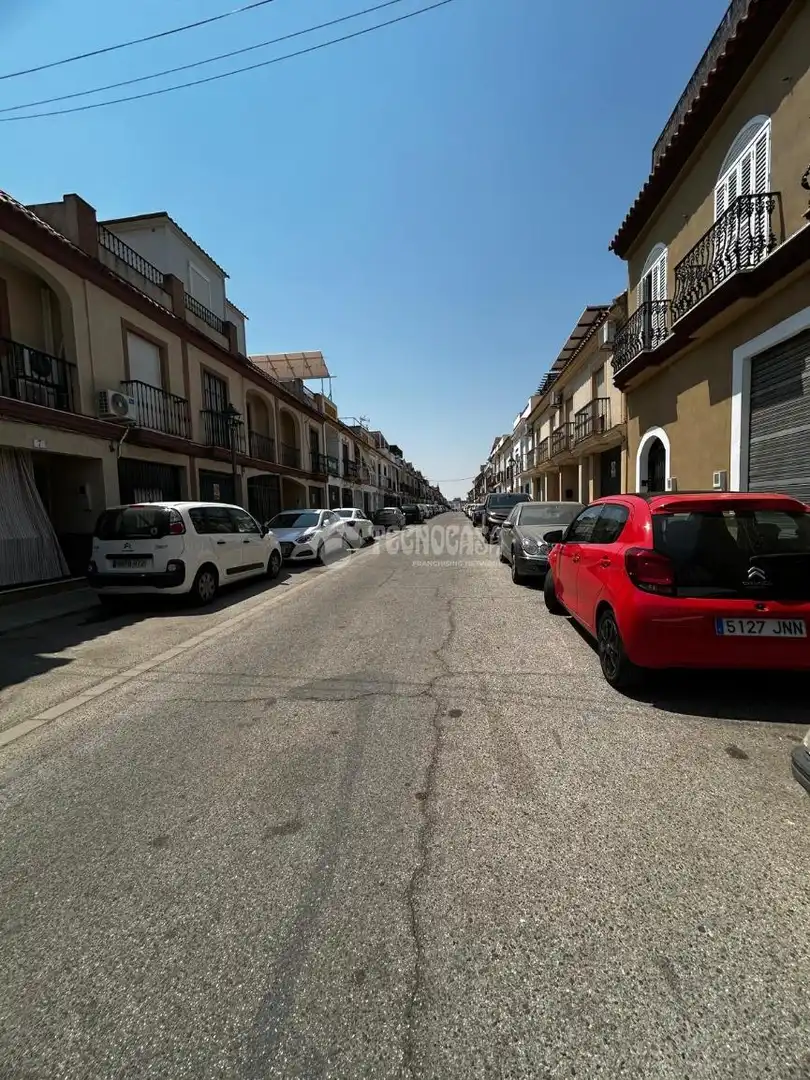 Vista exterior de Casa adosada en venda en La Rinconada amb Aire condicionat, Terrassa i Balcó