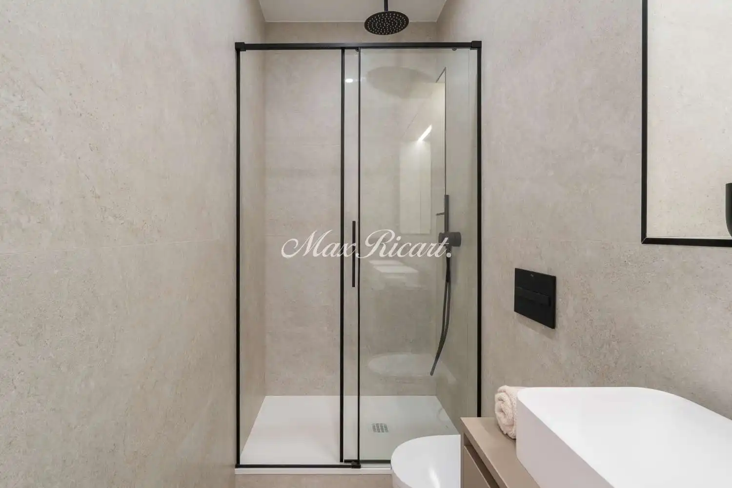 Badezimmer von Wohnung zum Verkauf in Barcelona mit Klimaanlage, Heizung und Balkon