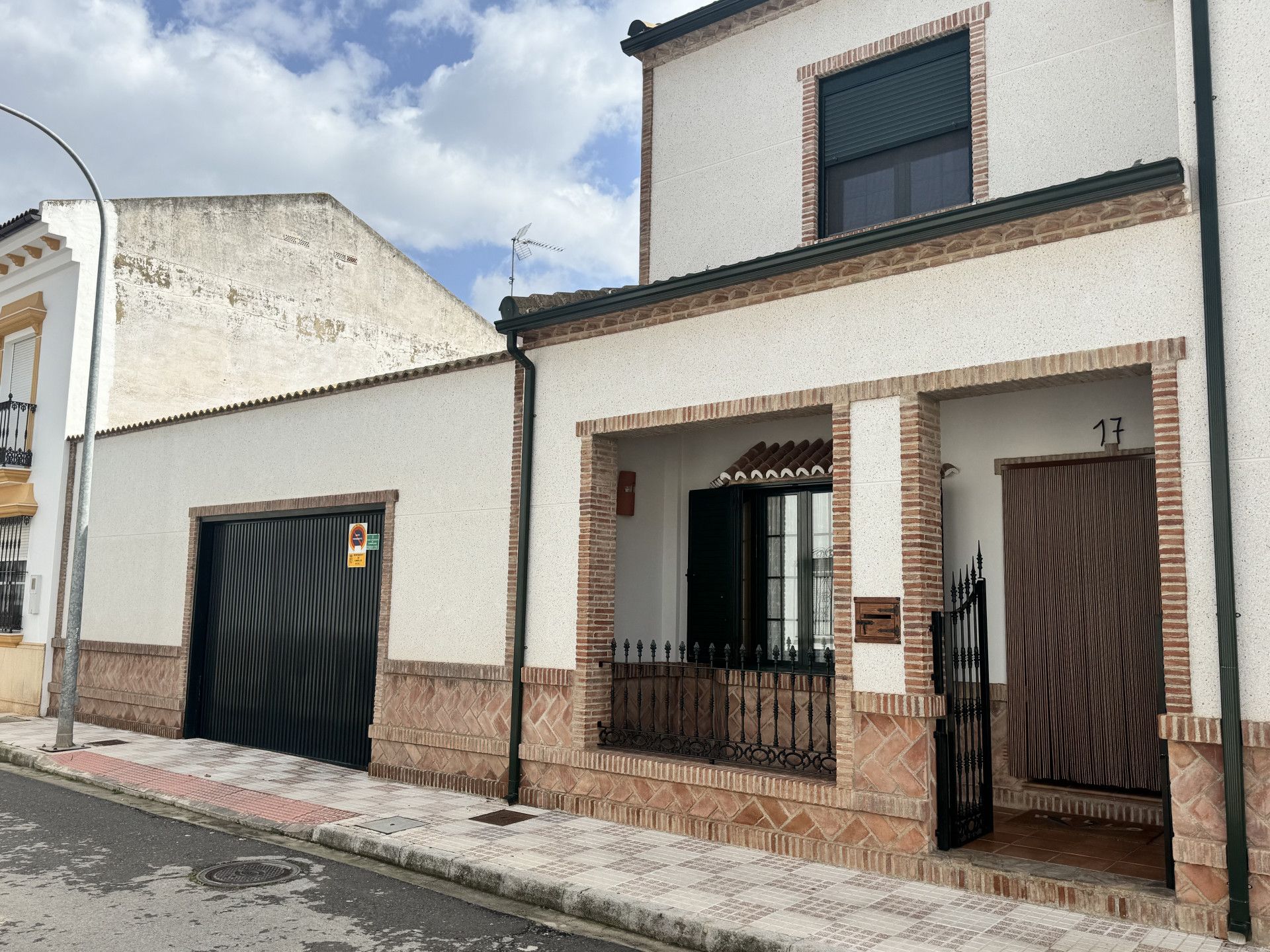 Vista exterior de Casa adosada en venda en Campillos amb Aire condicionat, Terrassa i Traster