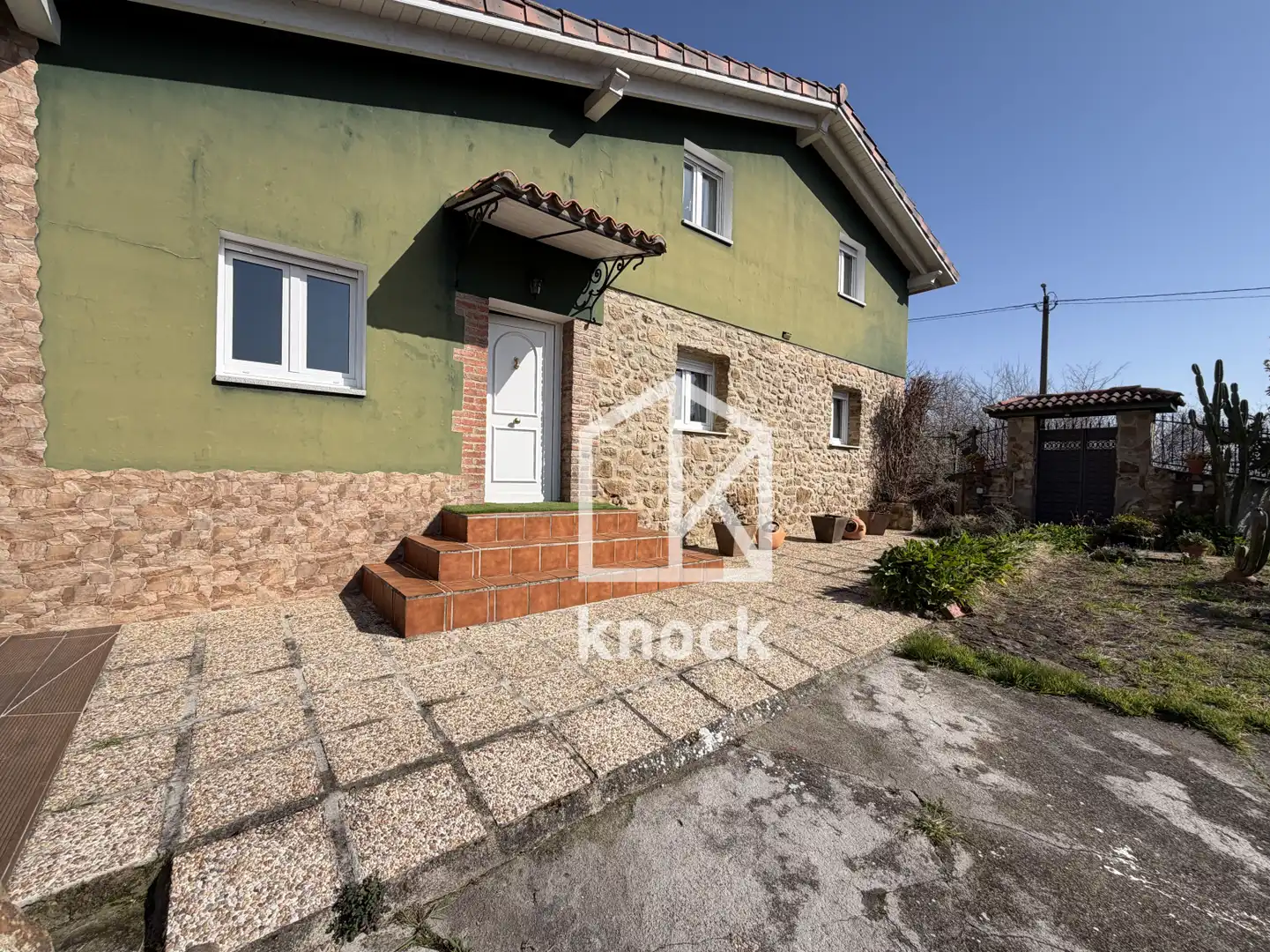 Außenansicht von Haus oder Chalet zum Verkauf in Langreo mit Heizung, Terrasse und Abstellraum