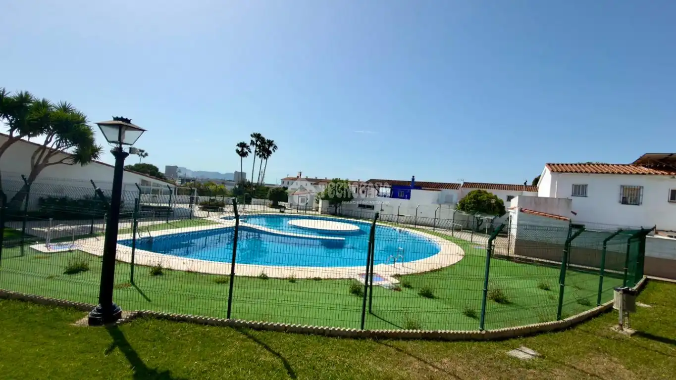 Piscina de Pis en venda en Los Barrios amb Aire condicionat i Calefacció