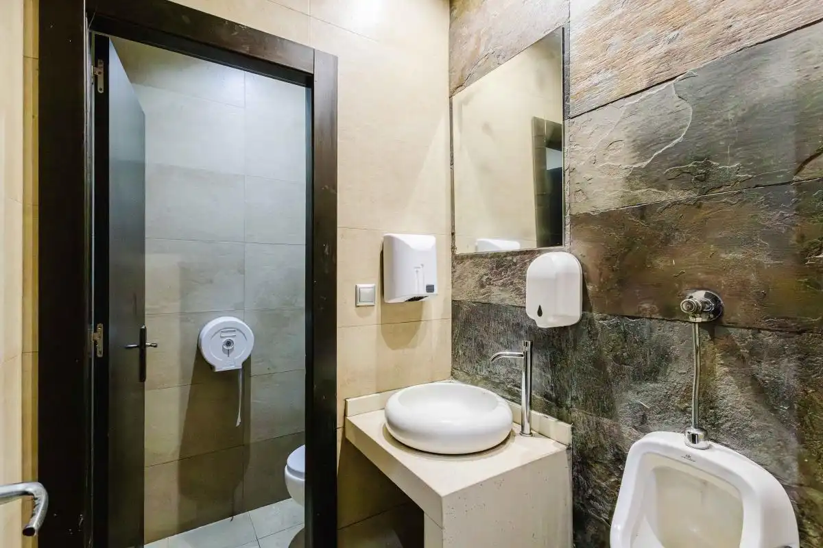 Baño de Local en venta en Marbella con Calefacción