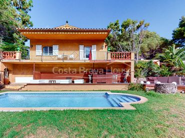 Casa amb piscina en venda a Passatge catalonia