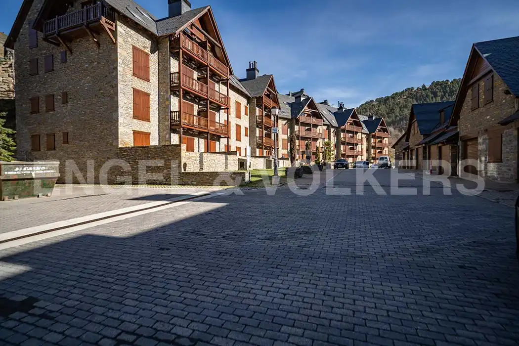 Vista exterior de Casa adosada en venda en Naut Aran amb Calefacció, Moblat i Forn