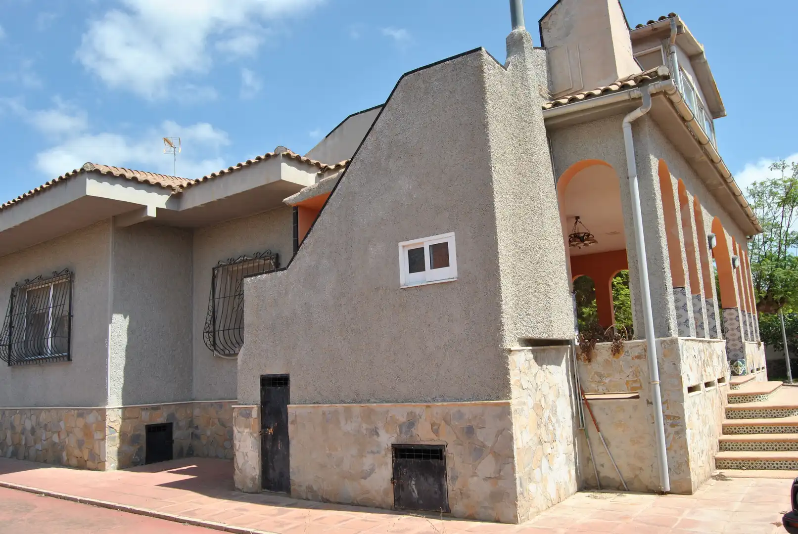 Vista exterior de Casa o chalet en venta en San Vicente del Raspeig / Sant Vicent del Raspeig con Aire acondicionado, Jardín privado y Piscina