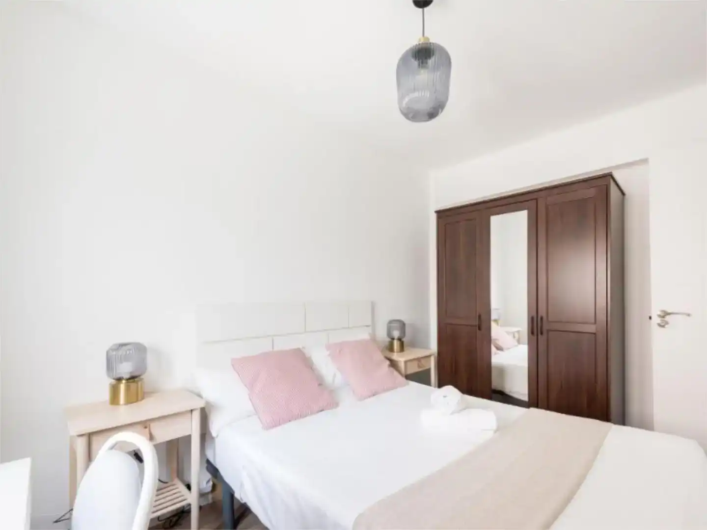 Habitación de Piso de alquiler en  Logroño con Aire acondicionado, Parquet y Amueblado