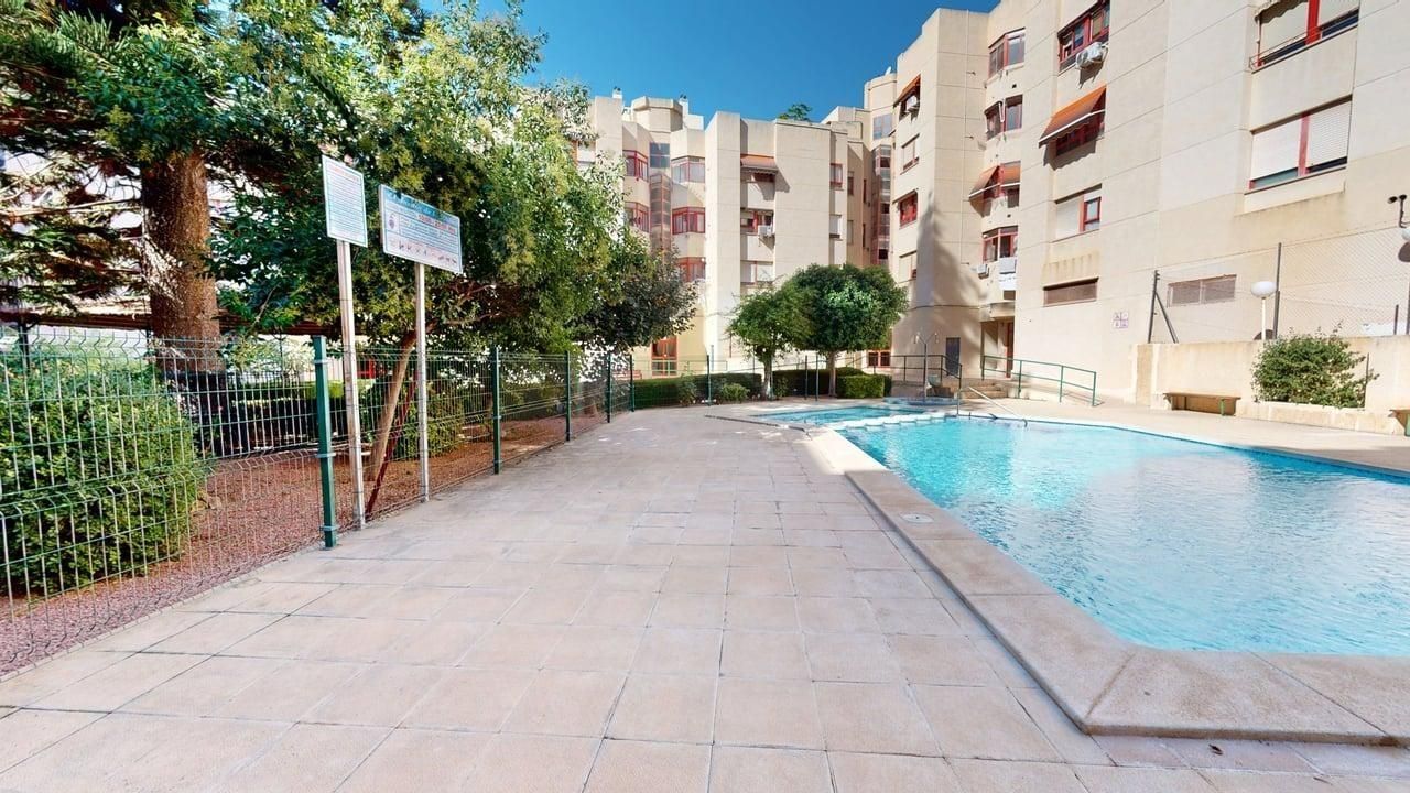 Piscina de Apartament en venda en Villajoyosa / La Vila Joiosa amb Aire condicionat, Calefacció i Jardí privat