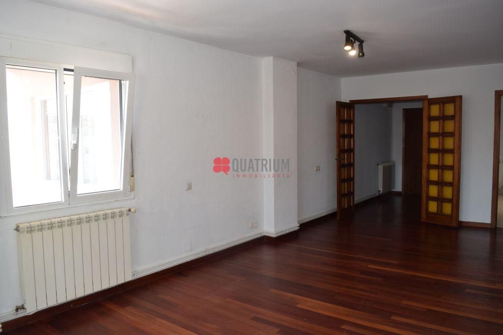 Piso en venta en Santiago de Compostela  con Calefacción y Trastero