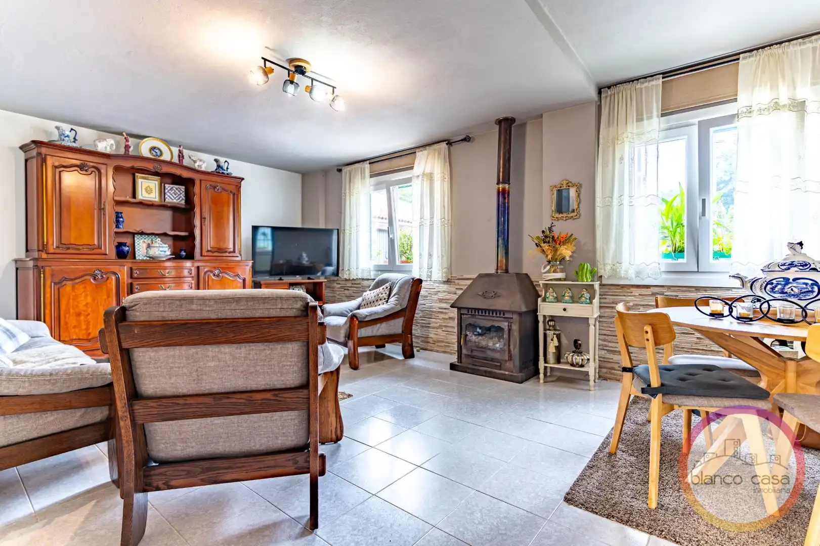 Sala d'estar de Casa o xalet en venda en Carballo amb Jardí privat i Traster
