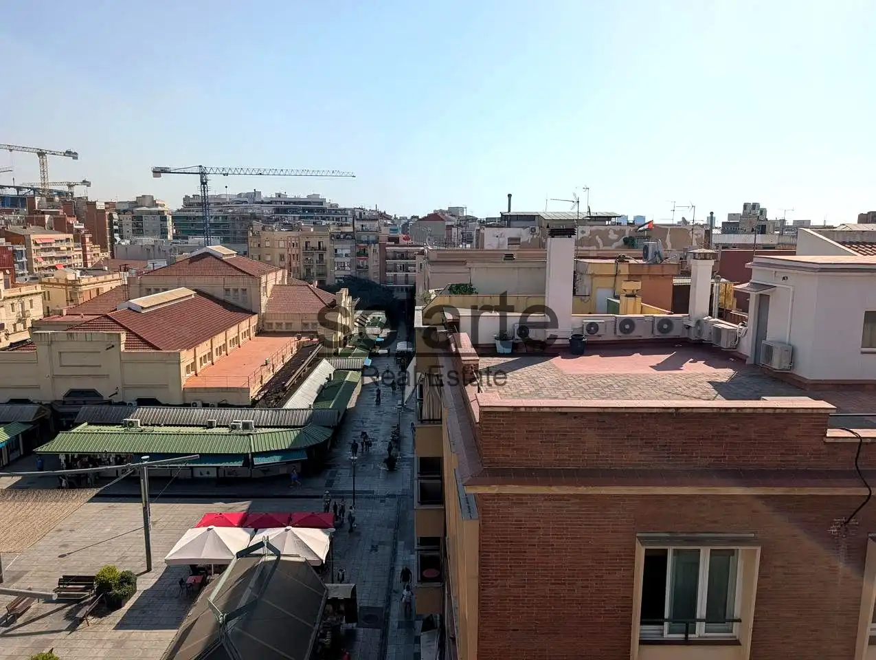 Vista exterior de Edificio en venta en L'Hospitalet de Llobregat