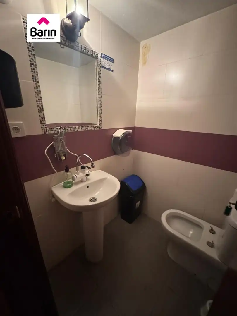 Badezimmer von Geschaftsraum zur Miete in Córdoba mit Klimaanlage und Möbliert