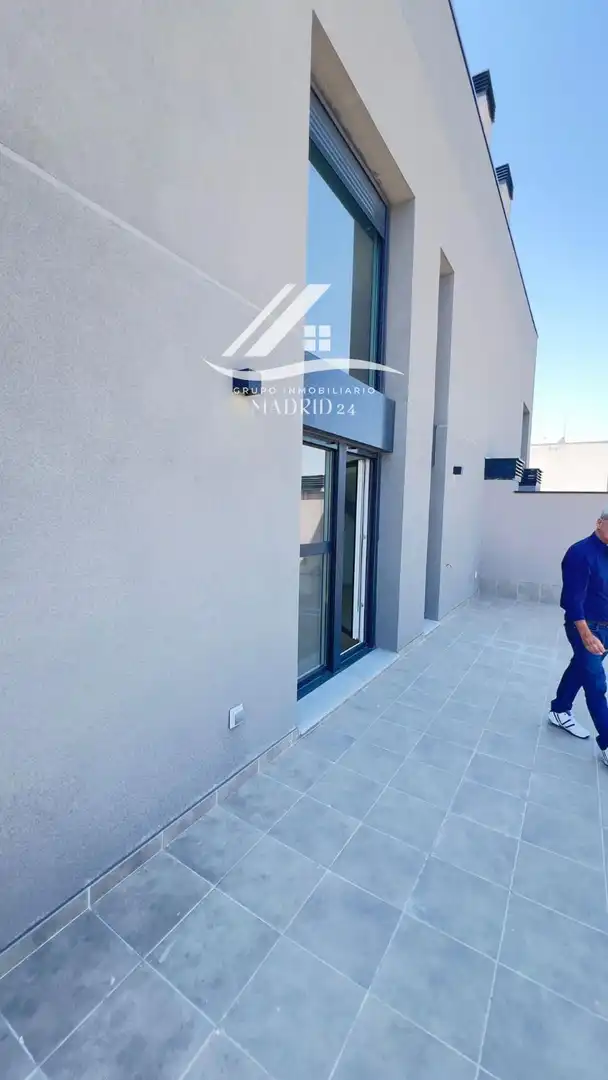 Vista exterior de Piso en venta en Madrid con Aire acondicionado, Piscina y Piscina comunitaria