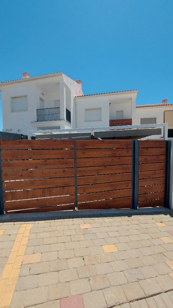 Vista exterior de Casa adosada de lloguer en Vélez-Málaga amb Aire condicionat, Moblat i Alarma