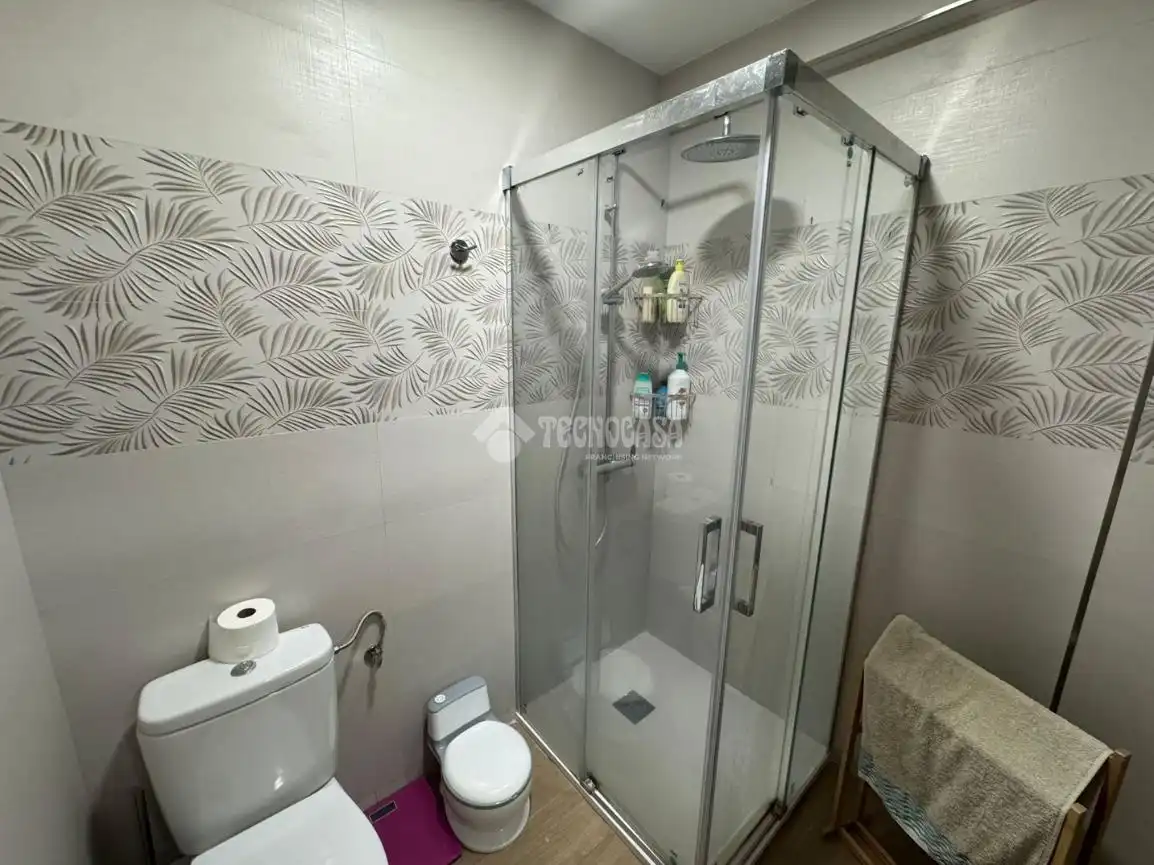 Badezimmer von Wohnung zum Verkauf in Huelva mit Klimaanlage