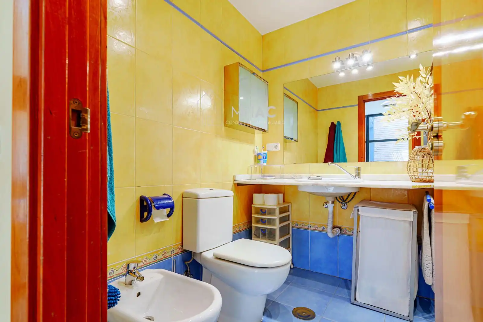 Baño de Casa adosada en venta en Madrid con Aire acondicionado, Calefacción y Jardín privado