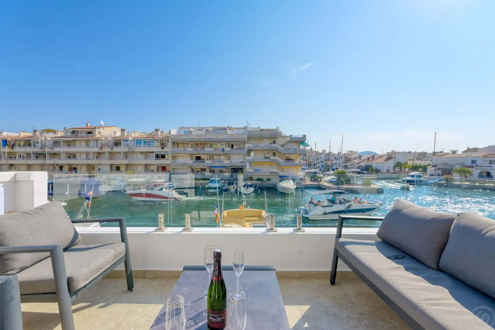 Terrasse von Einfamilien-Reihenhaus zum Verkauf in Empuriabrava mit Klimaanlage, Heizung und Terrasse