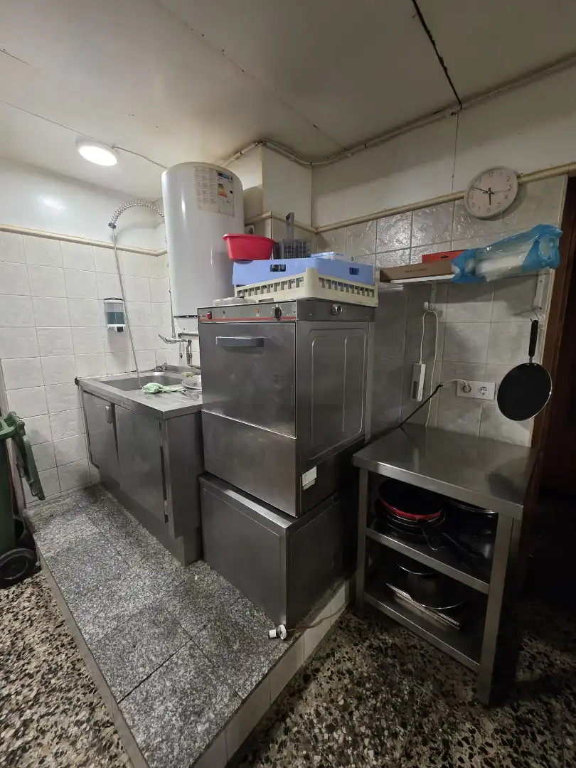 Cuina de Local de lloguer en Narón amb Moblat