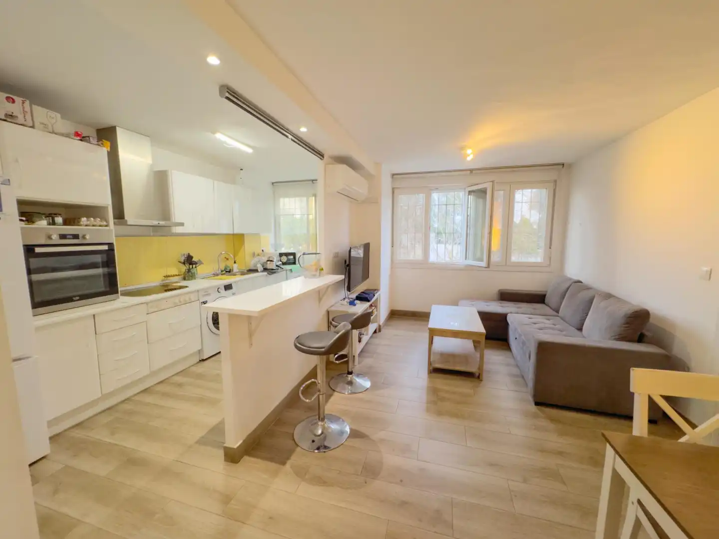 Kitchen of Flat for sale in  Sevilla Capital  with Air Conditioner and Furnished