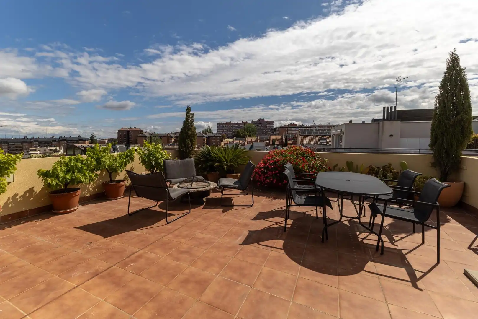 Terrassa de Casa o xalet en venda en Madrid amb Aire condicionat, Calefacció i Jardí privat