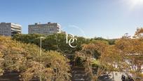 Vista exterior de Pis en venda en  Barcelona Capital amb Calefacció