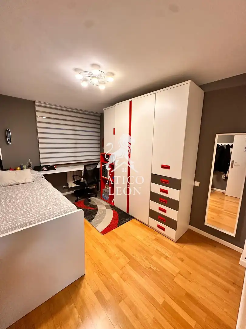 Habitación de Casa adosada en venta en San Andrés del Rabanedo con Calefacción, Jardín privado y Parquet