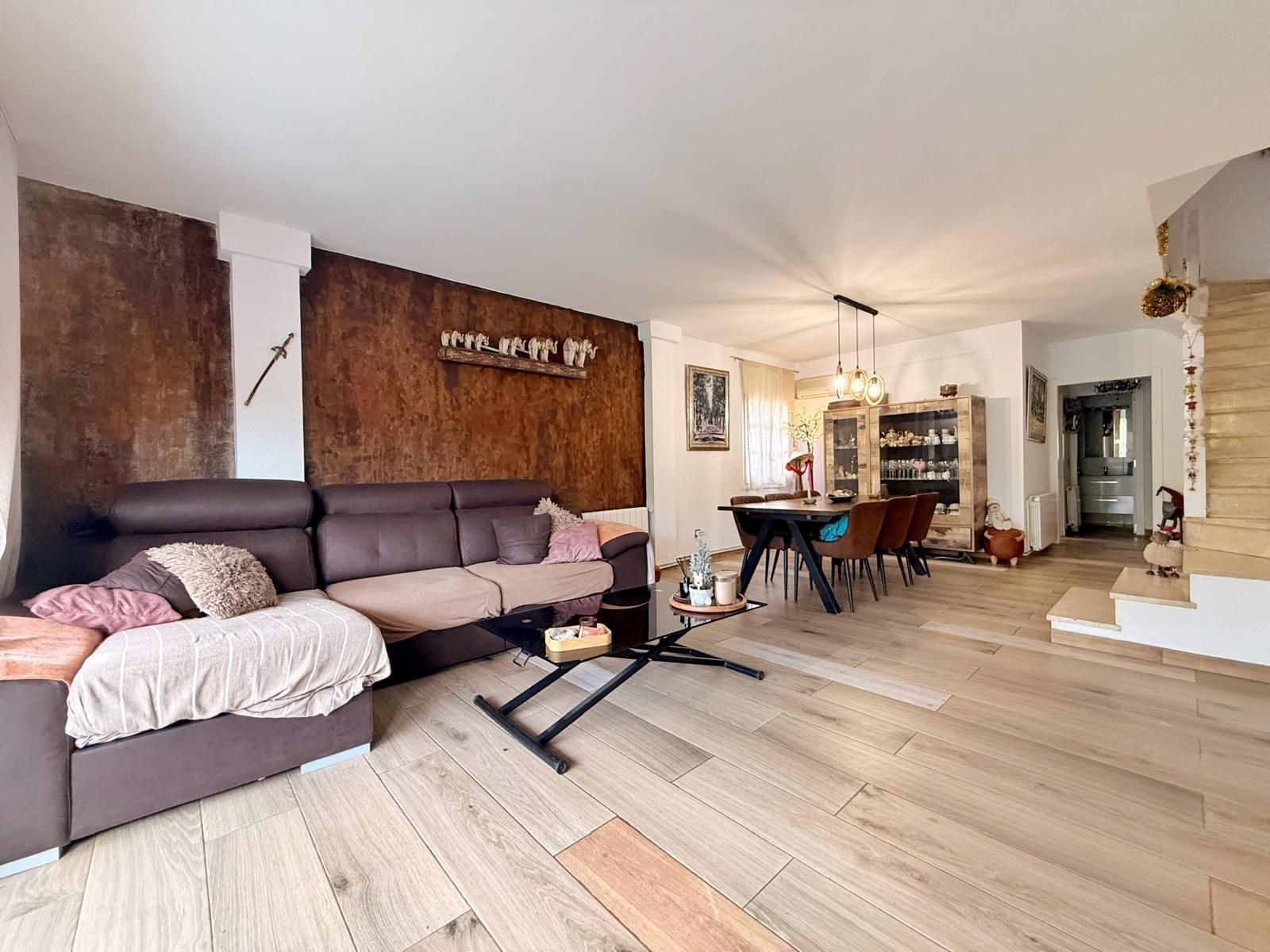 Sala d'estar de Casa adosada en venda en Cubelles amb Aire condicionat, Calefacció i Terrassa