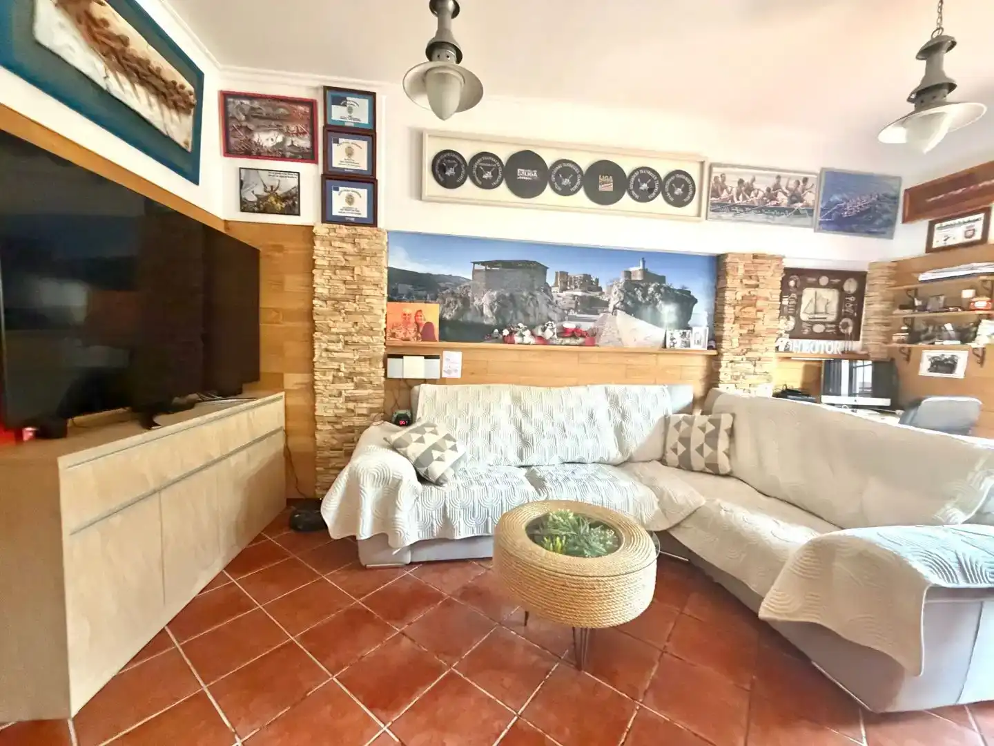 Sala de estar de Casa adosada en venta en Castro-Urdiales con Balcón