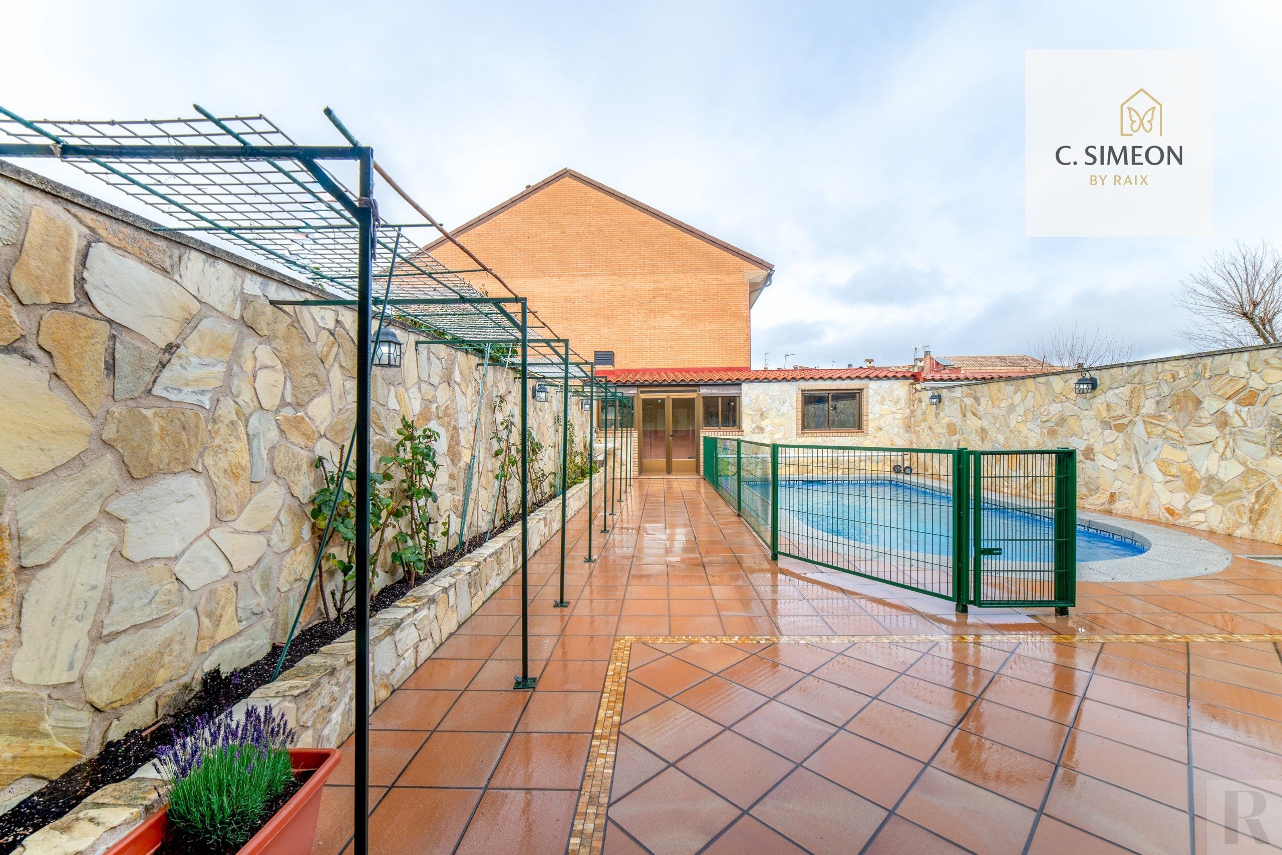 Piscina de Casa adosada en venta en Casarrubuelos con Aire acondicionado, Calefacción y Terraza