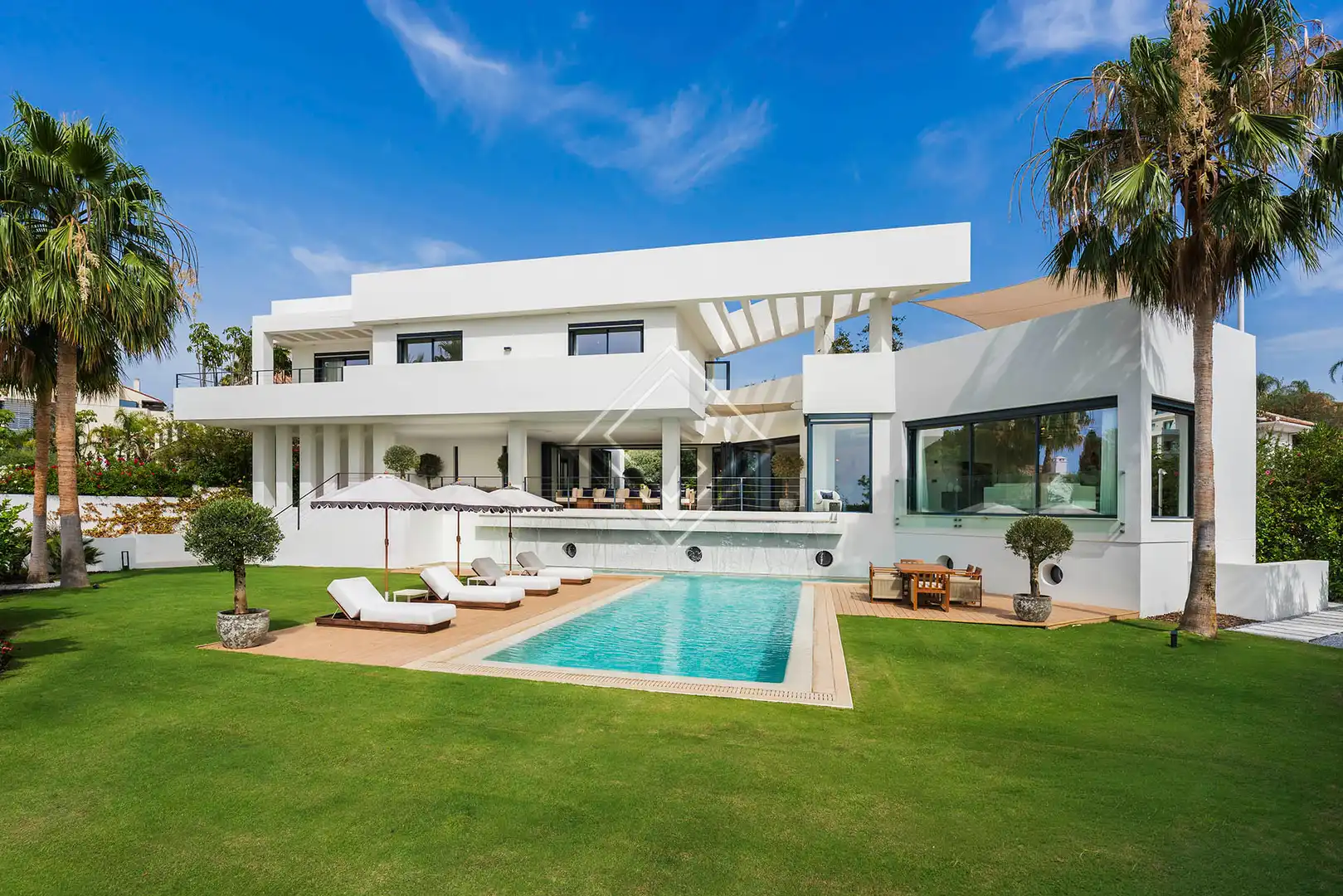 Chalet con piscina en venta en Los Flamingos