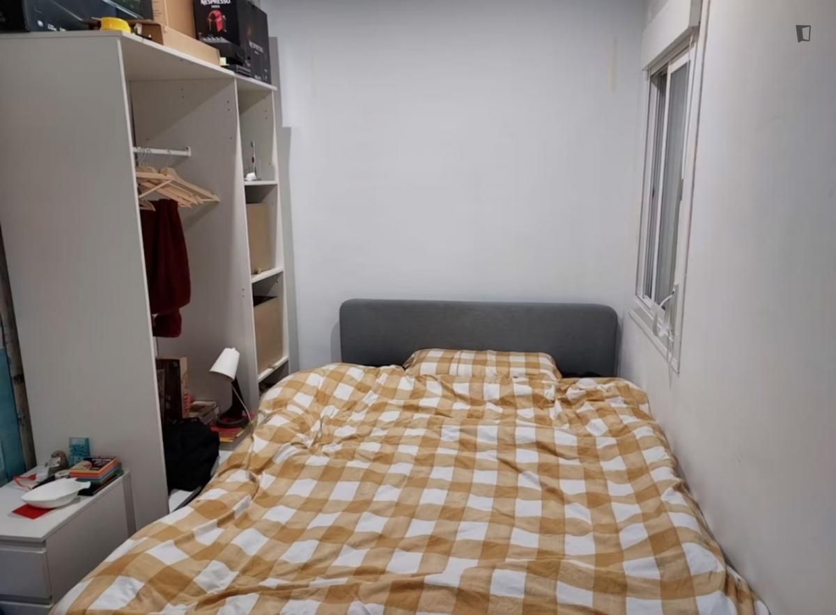 Dormitori de Apartament per a compartir en Badalona amb Moblat, Forn i Rentadora