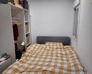 Dormitori de Apartament per a compartir en Badalona amb Moblat, Forn i Rentadora
