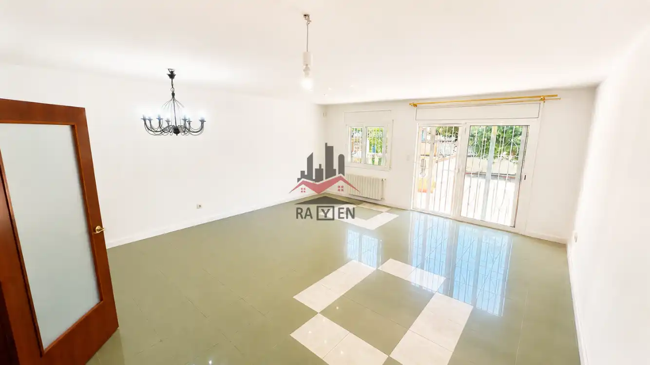 Casa adosada en venta en Figueres con Calefacción