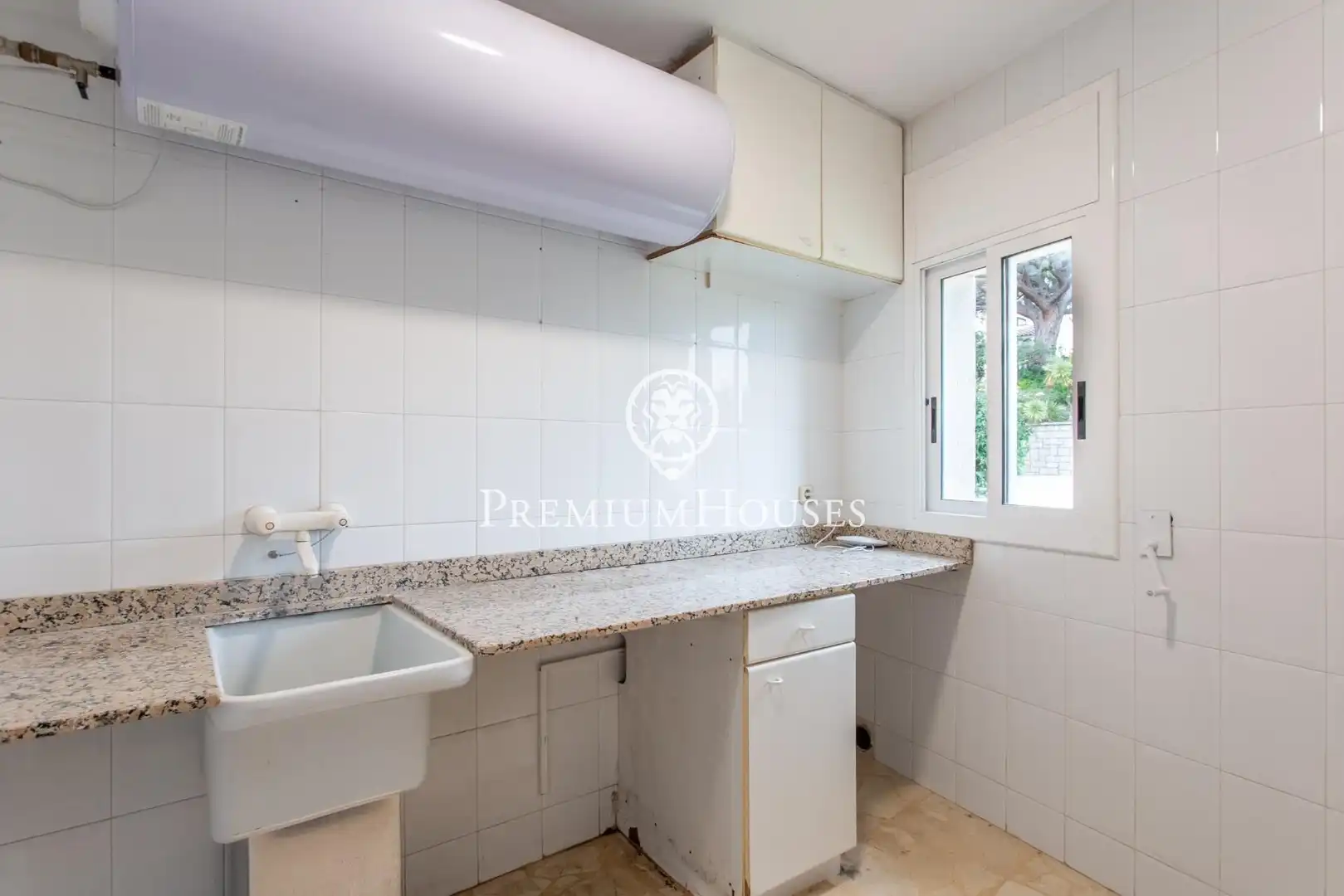 Cuina de Casa o xalet en venda en Alella amb Aire condicionat, Jardí privat i Terrassa
