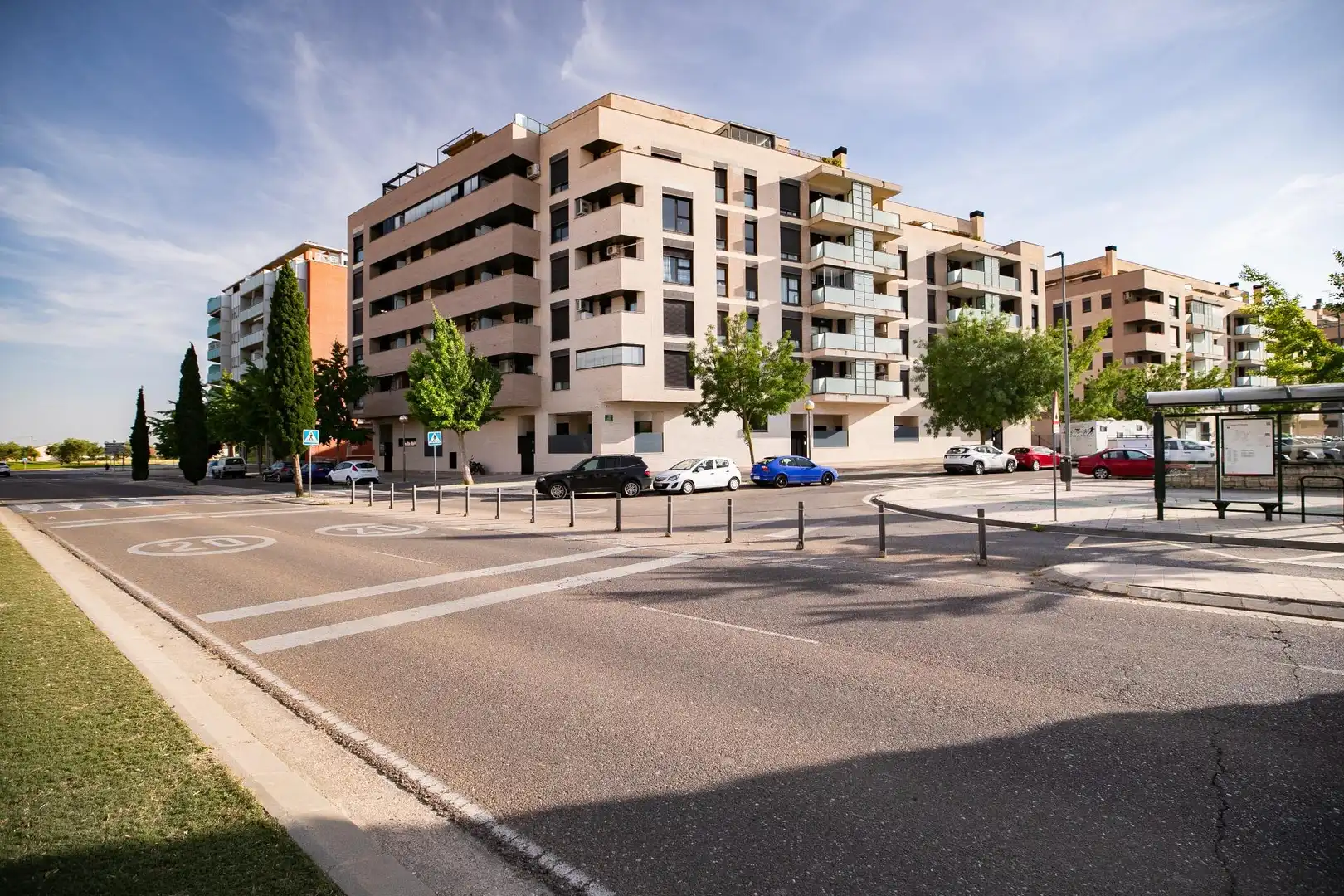 Außenansicht von Wohnung zum Verkauf in Huesca mit Klimaanlage, Heizung und Privatgarten