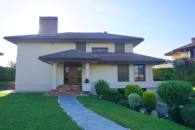 Casa-chalet en Venta en Calle ELORRIAGA en Zona rural este