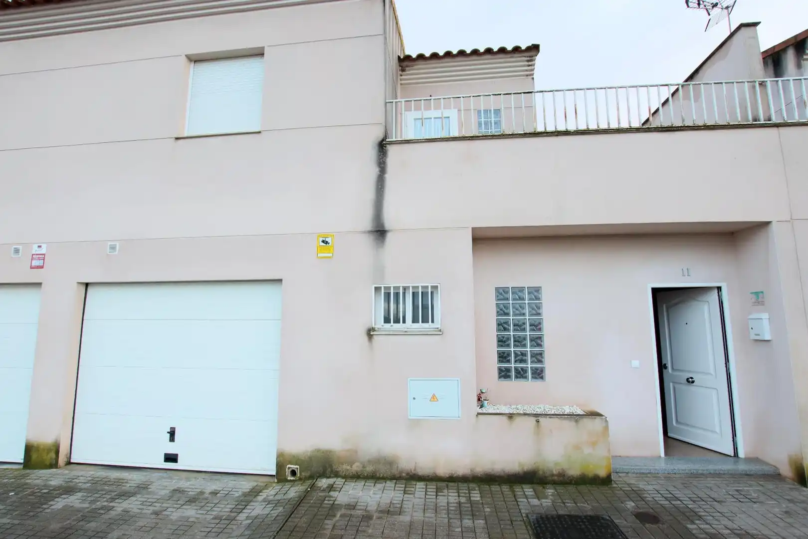 Außenansicht von Einfamilien-Reihenhaus zum Verkauf in Guadiana mit Terrasse
